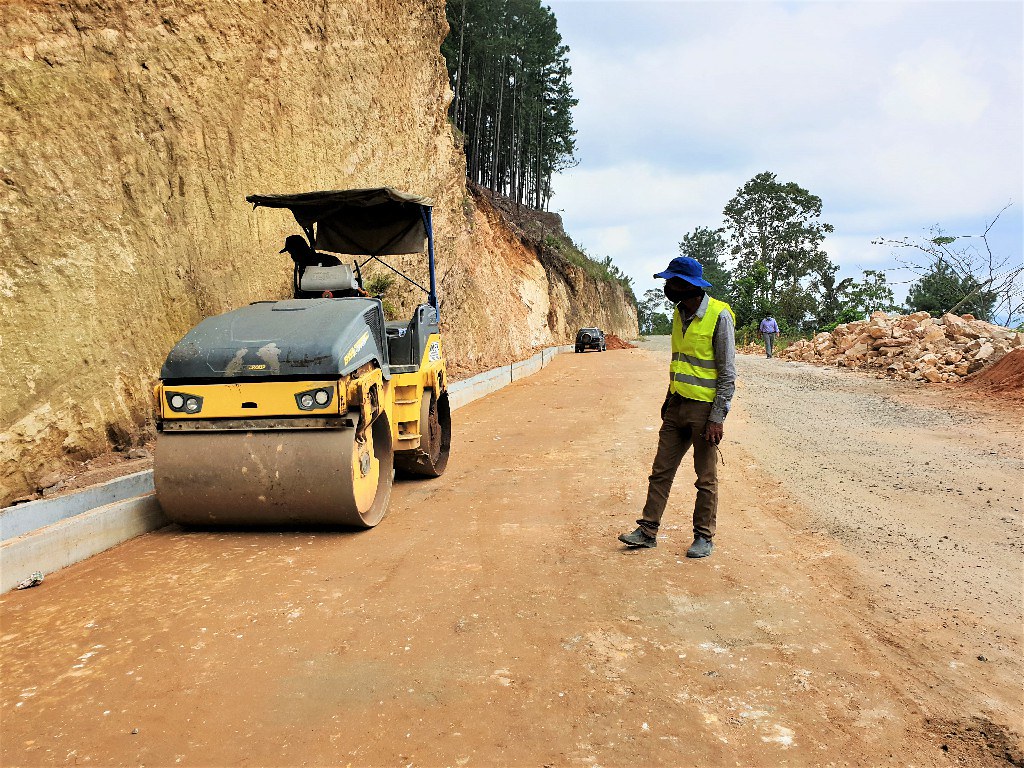 Peradeniya – Badulla – Chenkaladi road from Passara to Lunugala